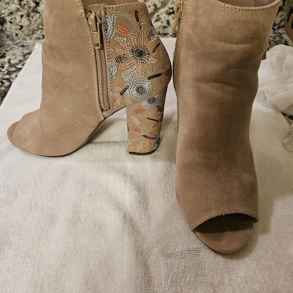 SO Authentic Heritage Tan Peep-Toe Ankle Boots Size 7M